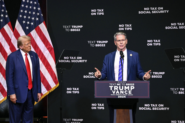 El entonces candidato republicano Donald Trump escucha a Scott Bessent en Asheville, Carolina del Norte, el 14 de agosto de 2024.
