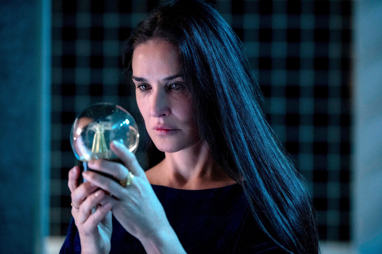 Demi Moore dentro "Item."