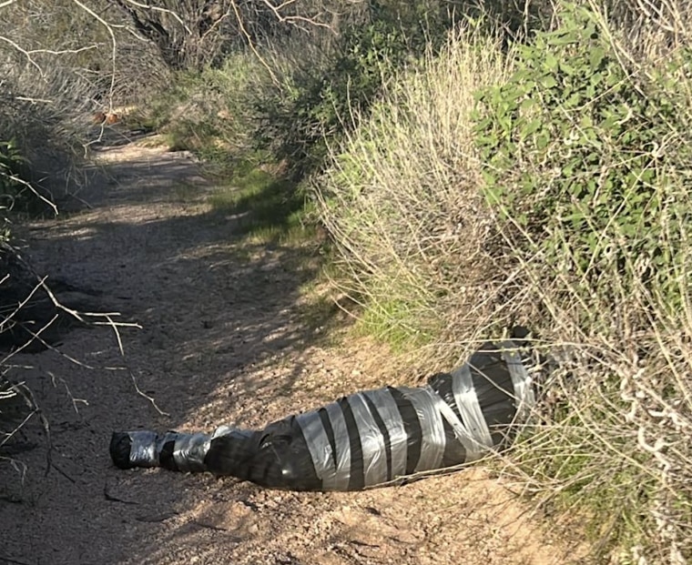 El cadáver de una persona migrante que fue abandonada por los coyotes y que fue encontrado por las autoridades y Capellanes del Desierto.