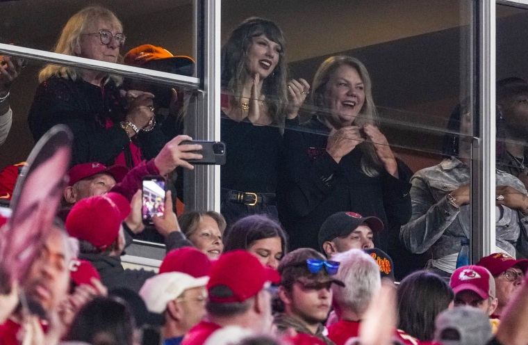 Taylor Swift with her mom and Donna Kelce at Chiefs game on Nov. 4.