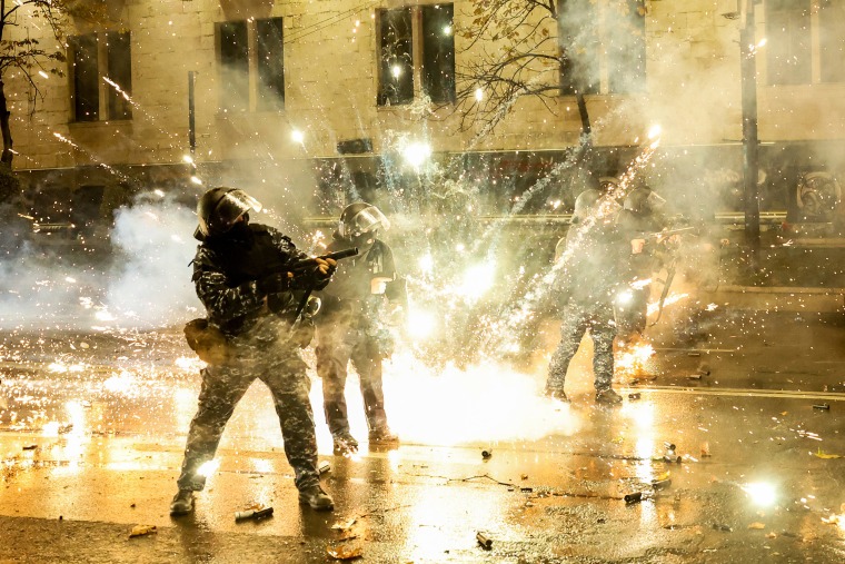 A polícia da Geórgia disparou gás lacrimogéneo e canhões de água num quarto dia de protestos pró-UE que atraíram dezenas de milhares de pessoas, enquanto o primeiro-ministro rejeitava os apelos para novas eleições. 