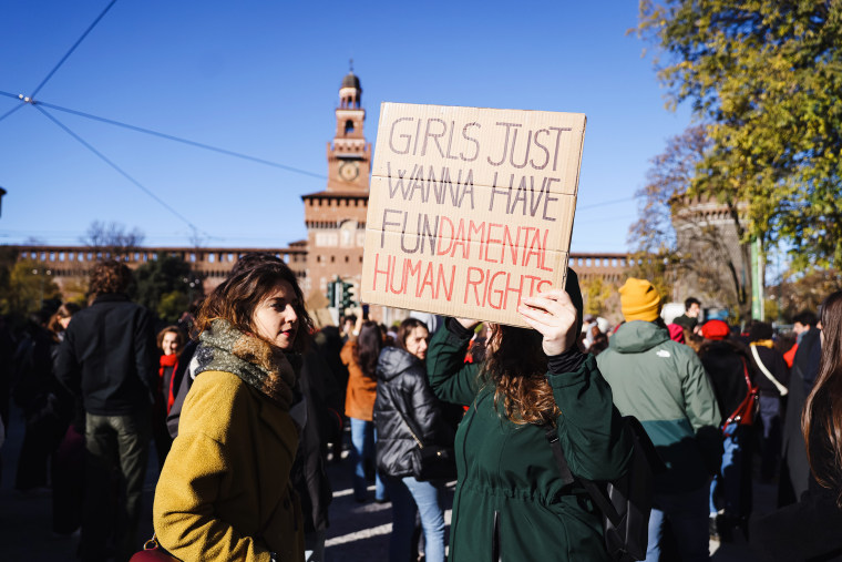 A manifestação contra a violência contra as mulheres após o feminicídio de Giulia Cecchettin em Milão