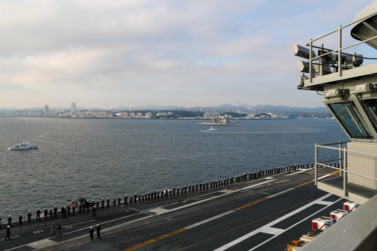 Marinheiros ocupam os trilhos da cabine de comando como porta-aviões