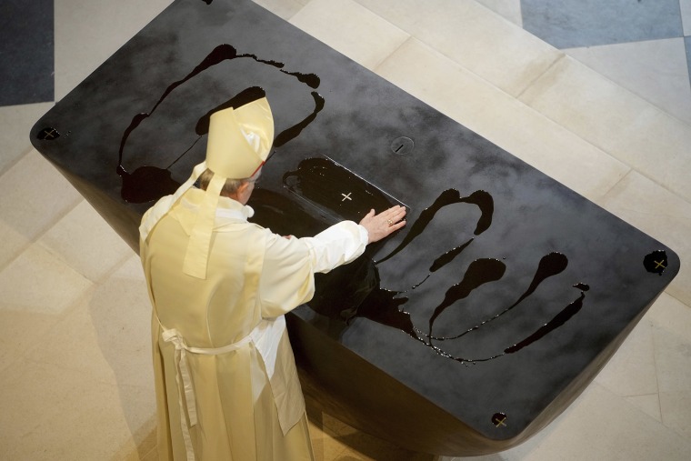 Archbishop Laurent Ulrich blesses the altar 