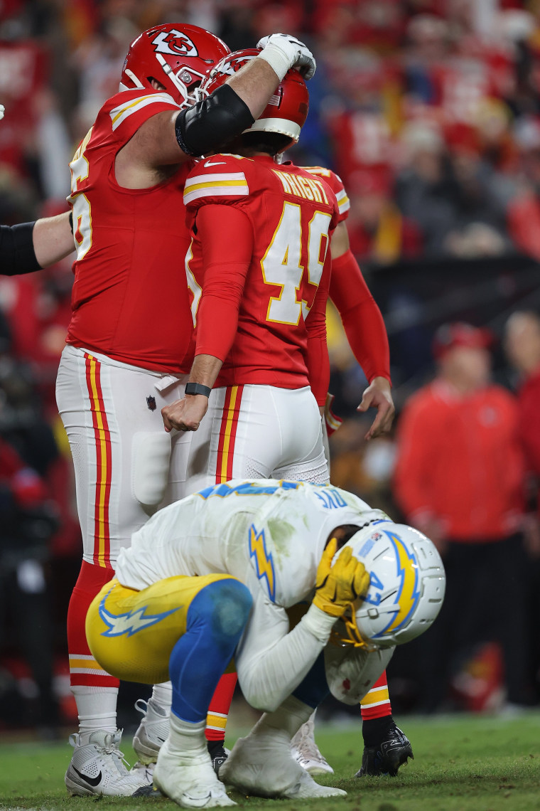 Matthew Wright #49 of the Kansas City Chiefs celebrates the game-winning field goal in front of Troy Dye #43.