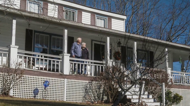 Donna e Gary Lindaberry executaram a hipoteca de sua casa na Carolina do Norte devido a dívidas médicas. Depois de uma reportagem da NBC News há alguns meses, o hospital perdoou o empréstimo.