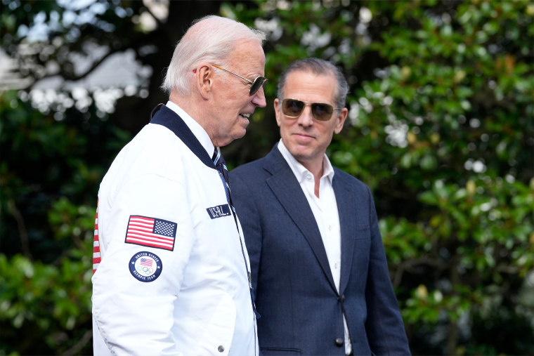 ARQUIVO - O presidente Joe Biden caminha com seu filho Hunter Biden em direção ao Marine One no gramado sul da Casa Branca em Washington em 26 de julho de 2024. 