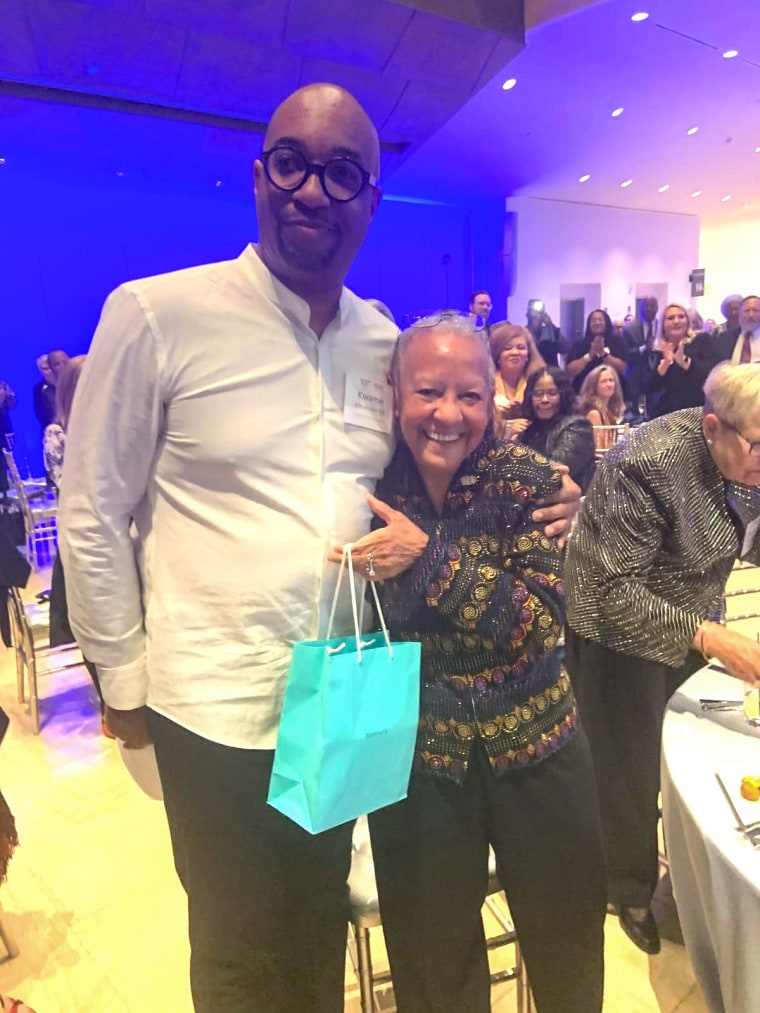 Kwame Alexander e Nikki Giovanni posam juntos para uma foto