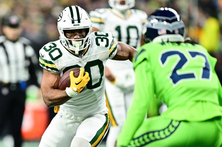 Foto: Chris Brooks de los Green Bay Packers lleva el balón contra los Seattle Seahawks durante el primer cuarto en Lumen Field el 15 de diciembre de 2024 en Seattle.