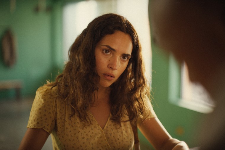 Adria Arjona in "Los Frikis."