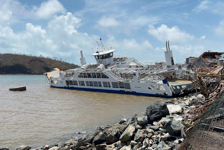 Pelo menos 14 pessoas morreram em Mayotte quando um forte ciclone atingiu o território francês do Oceano Índico, disseram as autoridades em 15 de dezembro de 2024, com as autoridades alertando que levaria dias para saber o número total de vítimas. 