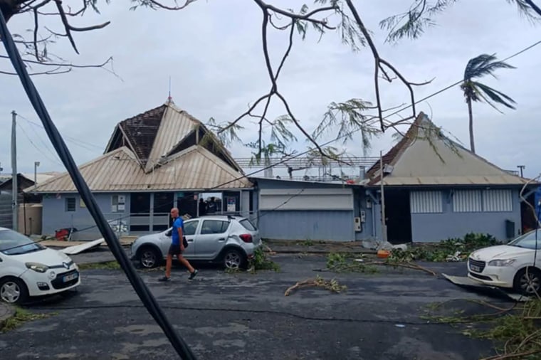 Edifícios danificados após o ciclone Chido atingir o território francês de Mayotte, no Oceano Índico, em 14 de dezembro de 2024, na capital Mamoudzou. 