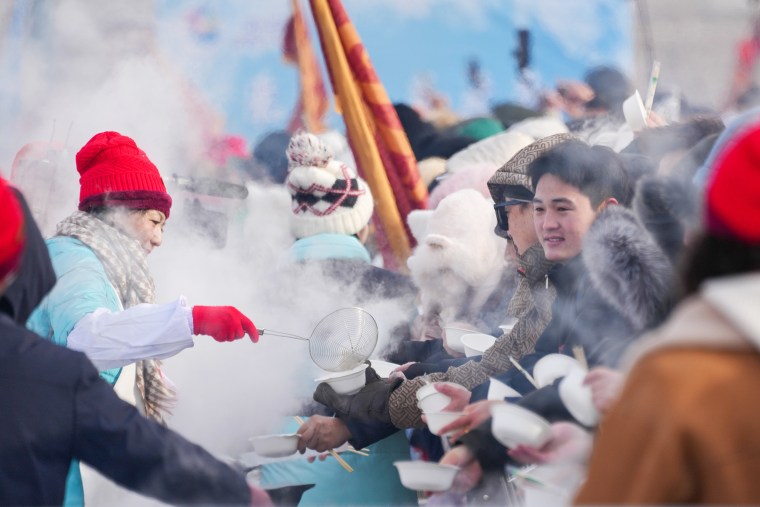 Marcando o início da temporada de coleta de gelo em Harbin, o quinto Festival de Coleta de Gelo começou aqui no sábado, ao longo do rio Songhua, atraindo grandes multidões com cerimônias e apresentações de coleta de gelo. 