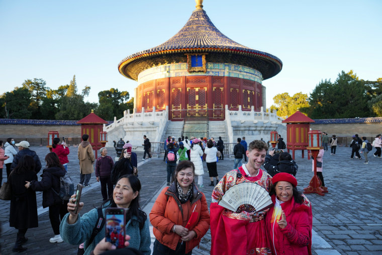 Turistas posam para fotos no Heaven Park, em Pequim, em 21 de novembro de 2024. 