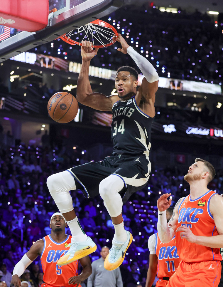 Foto: Milwaukee Bucks vs. Oklahoma City Thunder: Championship - Emirates NBA Cup 2024 Giannis Antetokounmpo enterradas