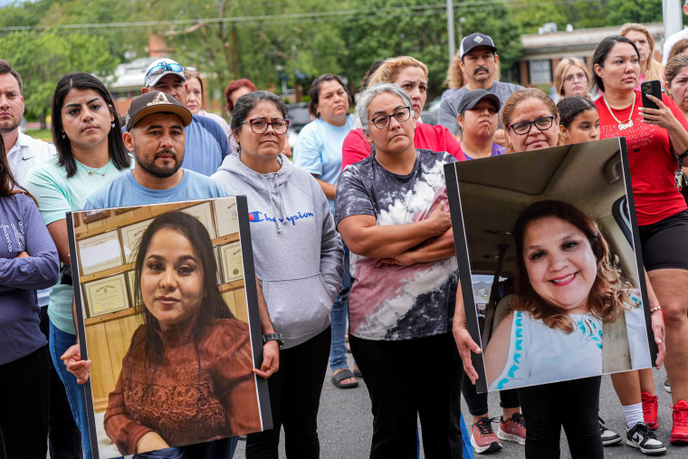 Ciudadanos de Erwin con fotografías de sus seres queridos desaparecidos.