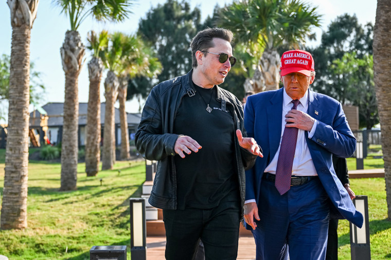 Elon Musk cumprimenta o presidente eleito Donald Trump quando ele chega para assistir ao lançamento do foguete SpaceX Starship em 19 de novembro de 2024 em Brownsville, Texas. 