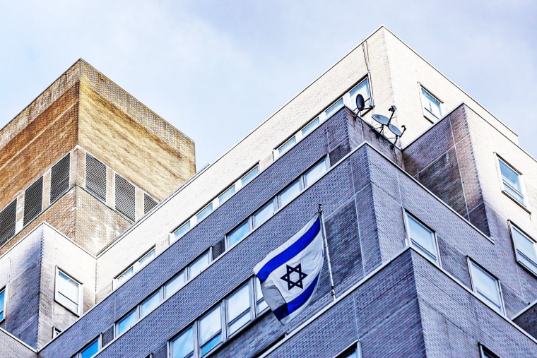 Uma bandeira israelense tremula no consulado israelense em Nova York.