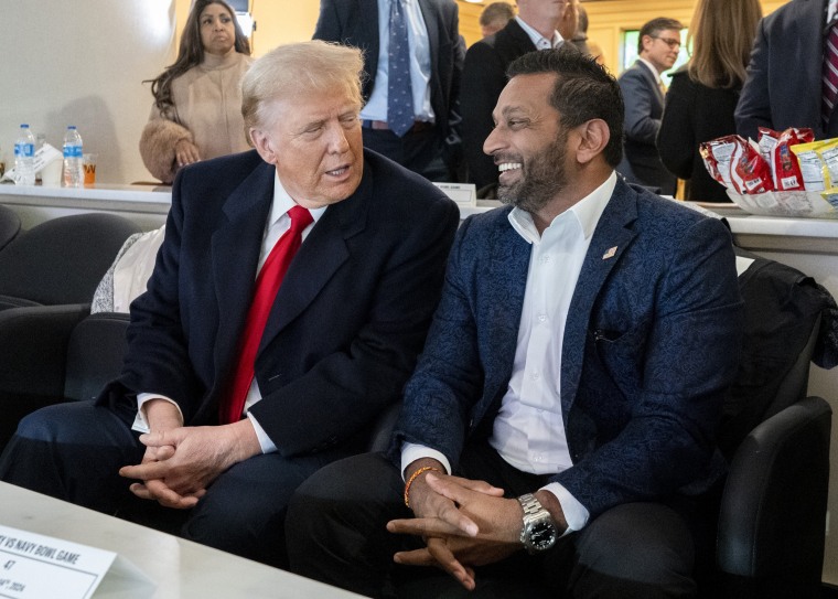 O presidente eleito Donald Trump e Kash Patel, sua escolha para liderar o FBI, durante o jogo de futebol do Exército no Northwest Stadium em Landover, Maryland, 14 de dezembro de 2024. 