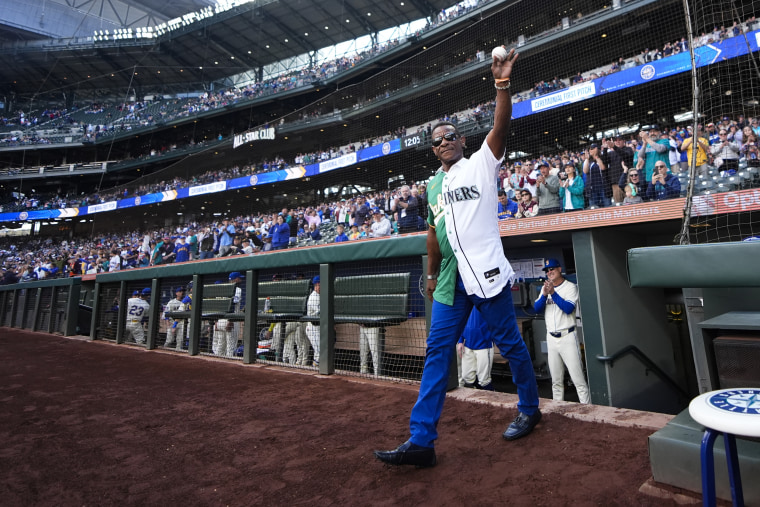 Former Seattle Mariners and Oakland A’s player Rickey Henderson walks out to deliver the ceremonial first pitch before a baseball game between the Mariners and A’s on Sept. 29 in Seattle. 