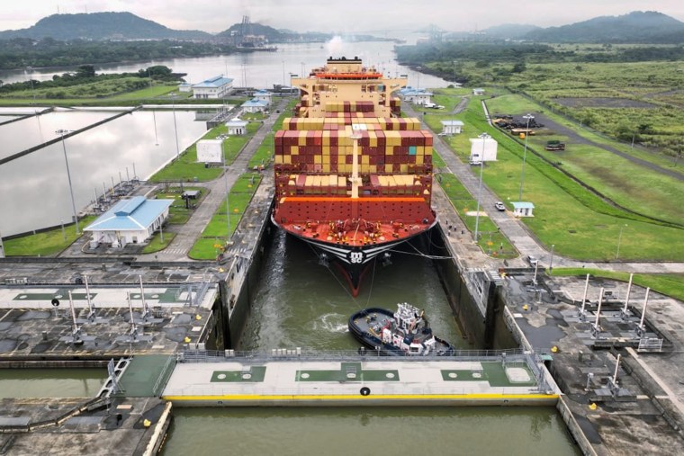 Een containerschip vaart door het Panamakanaal.