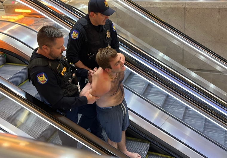 La policía arrestó a un hombre que llegó a Sky Harbor con varias armas