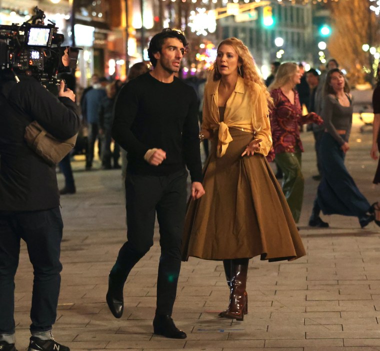 Justin Baldoni en Blake Lively zijn te zien op de set van 'It Ends with Us' op 12 januari 2024 in Jersey City, New Jersey.