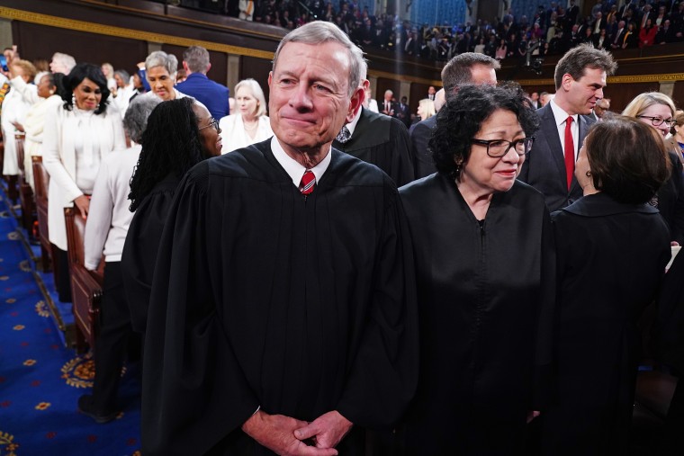 El presidente de la Corte Suprema, John Roberts, lanza advertencia y ...