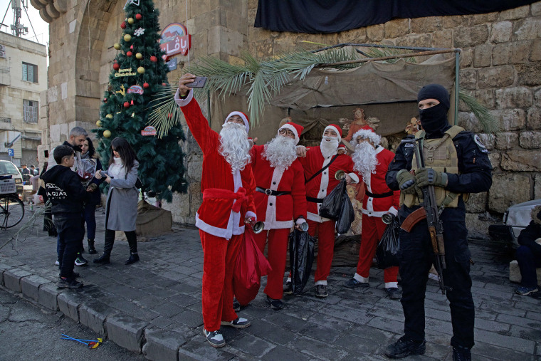 Personas vestidas como Papá Noel posan en la víspera de Año Nuevo el 31 de diciembre de 2024 en Damasco, Siria.