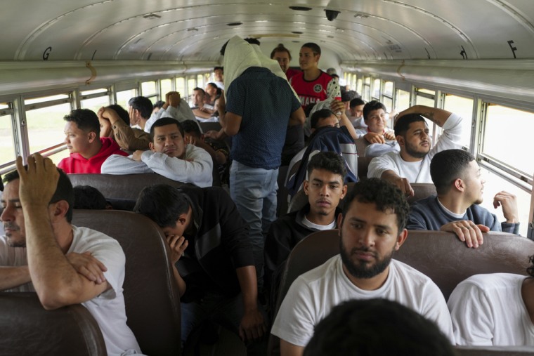 Migrantes hondureños deportados de Estados Unidos se sientan en un autobús después de llegar al aeropuerto Ramón Villeda Morales, en San Pedro Sula, Honduras, el miércoles 4 de diciembre de 2024.