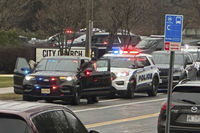 Vehículos de la policía llegan a la escuela cristiana Vida Abundante, en Madison, Wisconsin, ante el aviso de un tiroteo donde hubo varios muertos, el 16 de diciembre de 2024.