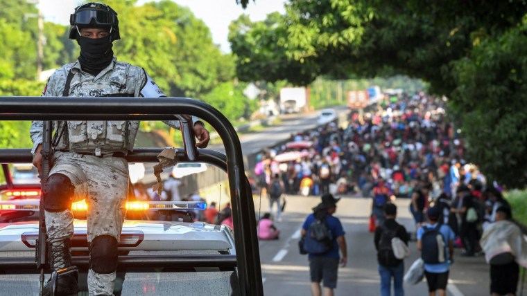 La Guardia Nacional mexicana vigila una caravana migrante en julio