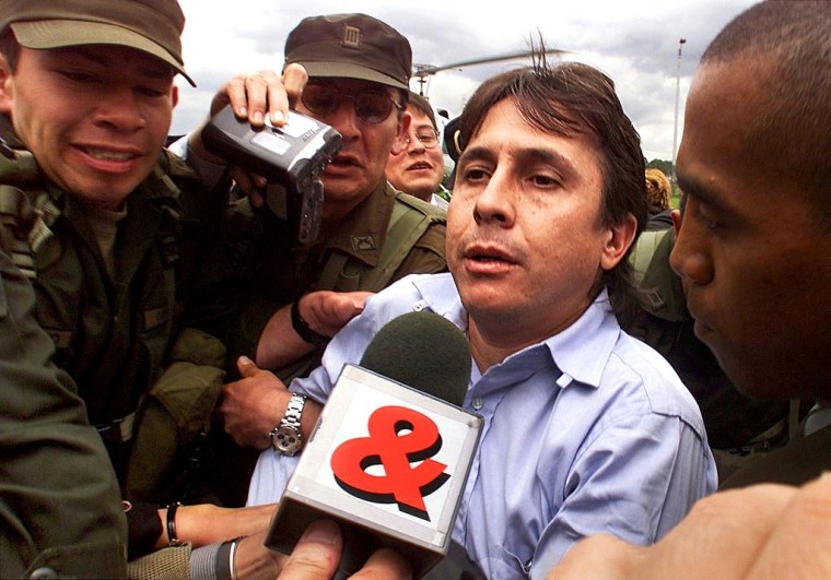 El narcotraficante Fabio Ochoa Vásquez es escoltado por la policía en Bogotá, Colombia, el 13 de octubre de 1999.
