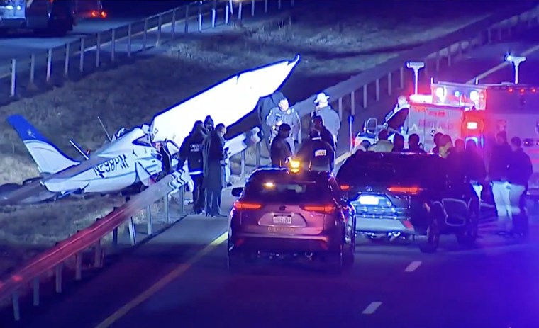 Las autoridades en el sitio donde cayó la aeronave cerca del aeropuerto del condado de Westchester, en Nueva York.