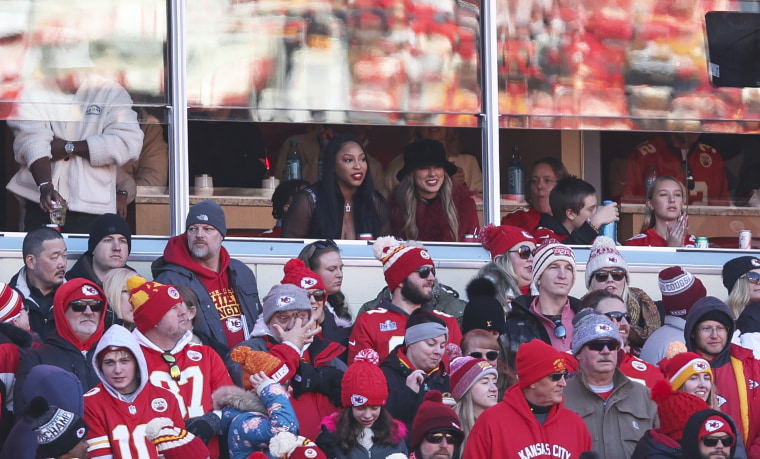 Taylor Swift assiste das arquibancadas durante um jogo de futebol americano da NFL entre o Houston Texans e o Kansas City Chiefs.