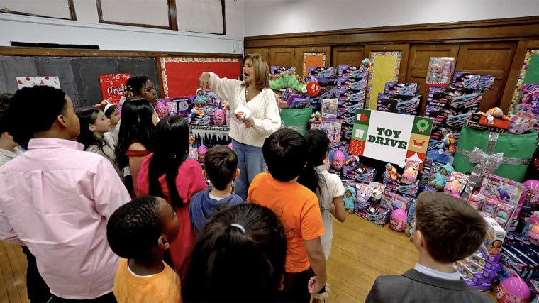 Hoda talking to the kids.