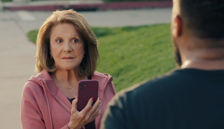 Linda Lavin como Phyllis Adelman e OT Fagbenle como Dennis em 