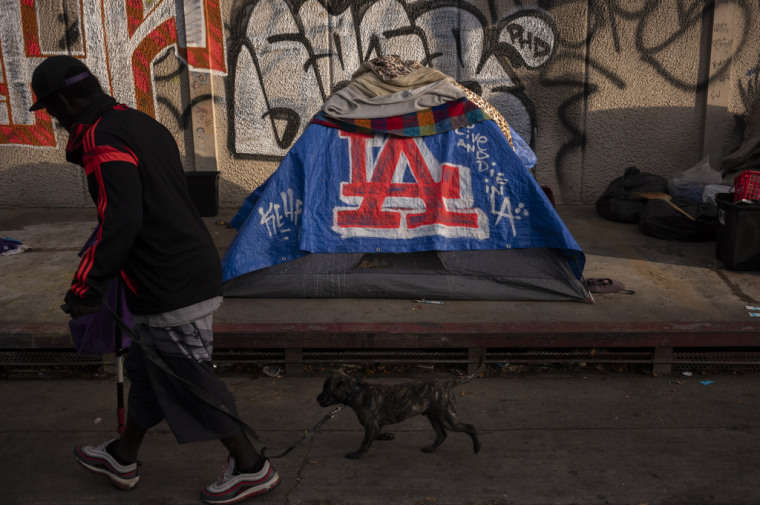 Un hombre caminaba en un campamento de personas sin hogar en el centro de Los Ángeles, el 25 de octubre de 2023.