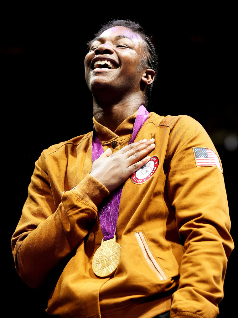 Gouden medaillewinnares Claressa Shields uit de Verenigde Staten viert feest op het podium tijdens de finale van het damesboksen (75 kg) op de Olympische Spelen van 2012 in Londen.