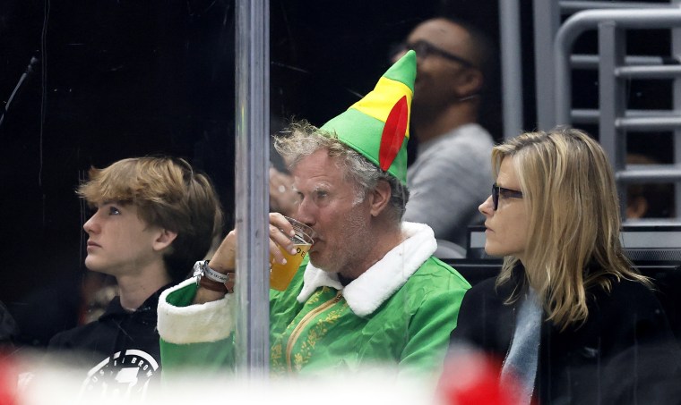 Will Ferrell em um jogo da NBA vestido de Elfo.