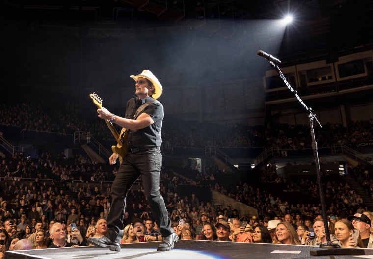 Brad Paisley está actuando.