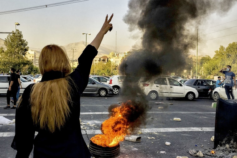 Os iranianos protestaram contra a morte de 22 anos -Vosia Mahsa Amini, depois que a polícia moral o prendeu em Teerã, em 1º de outubro de 2022.