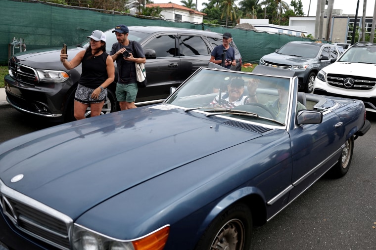 Rudy Giuliani está sentado dentro de um Mercedes conversível em frente a um local de votação em Palm Beach, Flórida, em 5 de novembro de 2024. 