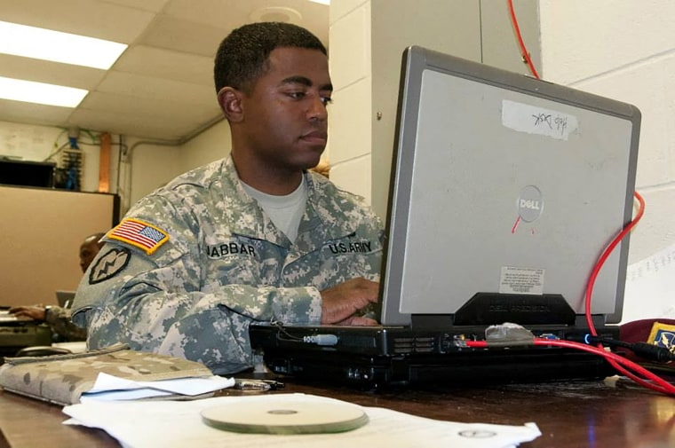 Shamsud-Din Jabbar is te zien op deze foto verkregen via sociale media, vrijgegeven in november 2013, in Fort Johnson (voorheen Fort Polk), Louisiana, VS, 1st Brigade Combat Team, 82nd Airborne Division via Facebook via REUTERS. DEZE AFBEELDING IS AANGEBODEN DOOR EEN DERDE PARTIJ. VERPLICHT KREDIET. GEEN WEDERVERKOOP. GEEN ARCHIEVEN.