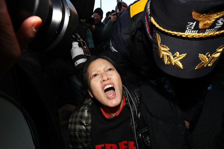 Un tribunal de Seúl emitió una orden de arresto contra el presidente destituido Yoon Suk-yeol por supuestamente imponer falsamente la ley marcial, convirtiéndolo en el primer presidente surcoreano en ejercicio en enfrentar arresto.