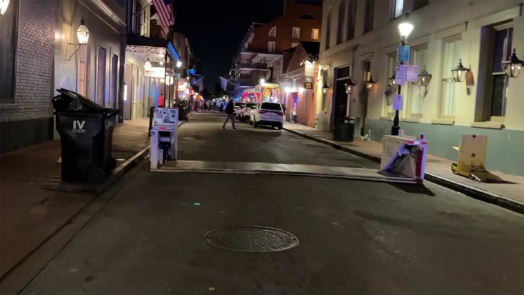 Jesse Kirsch, de NBC News, fotografió las brechas de seguridad restantes en el lago Bourbon la noche del 2 de enero de 2024. 