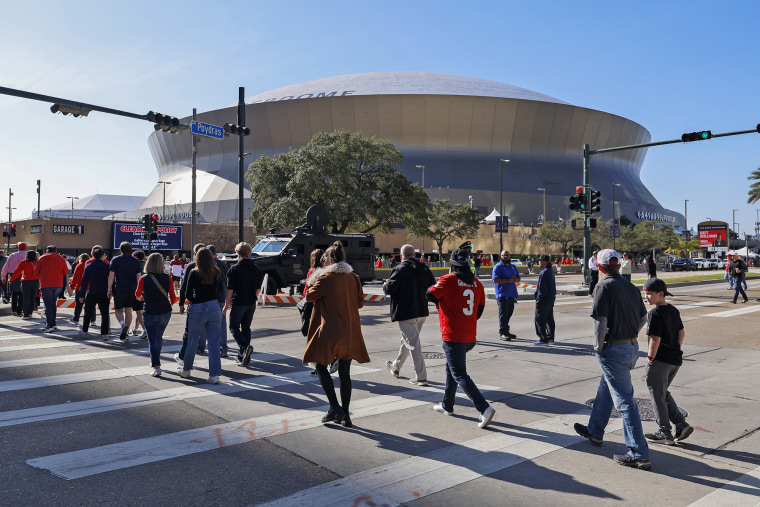 Fans lopen richting de Caesars Superdome voorafgaand aan de Sugar Bowl op donderdag 2 januari 2025 in New Orleans. 