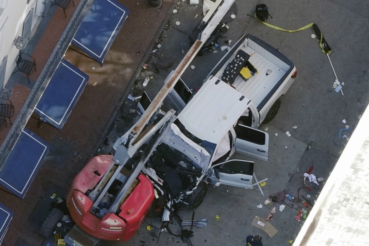 De pick-uptruck reed begin nieuwjaarsdag in op een menigte in Bourbon Street in New Orleans, waarbij een aantal mensen om het leven kwamen en gewond raakten.