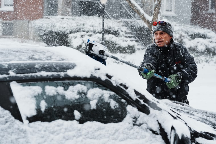 Glenn Norkiewicz veegde de sneeuw van zijn voertuig