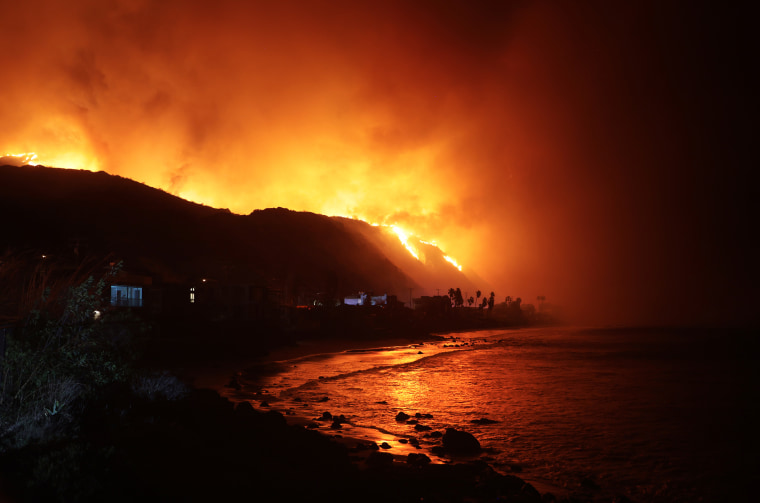 El incendio Palisades arde en Malibú